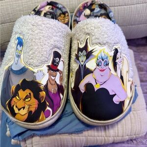 Disney Villains White Slippers 7/8 hard bottom